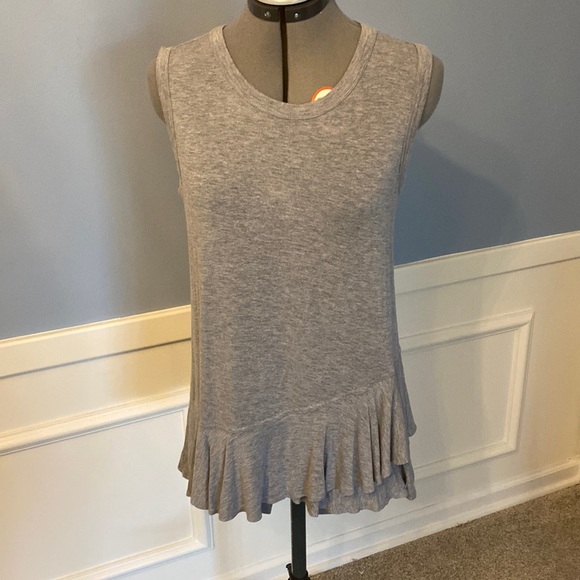 Time & Tru Lot of 2 Sleeveless Tee Shirts Long With Ruffle bottom Size Small - Picture 2 of 9